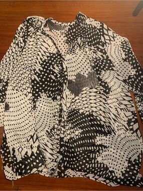 Women's Black & White Patterned Long-Sleeve Swimsuit Cover Up